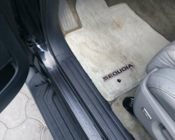 Чорний Тойота Секвойя, об'ємом двигуна 5.66 л та пробігом 280 тис. км за 17500 $, фото 41 на Automoto.ua