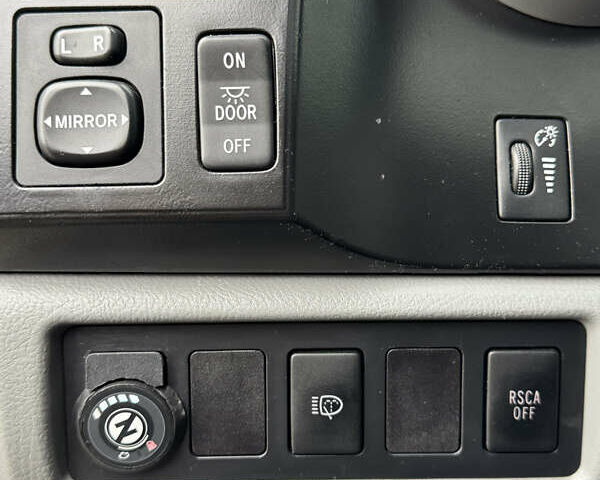 Чорний Тойота Секвойя, об'ємом двигуна 4.6 л та пробігом 270 тис. км за 21900 $, фото 13 на Automoto.ua