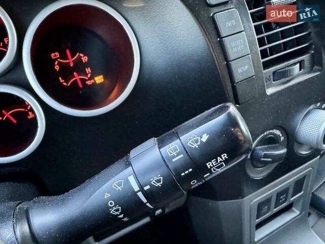 Черный Тойота Секвойя, объемом двигателя 4.6 л и пробегом 275 тыс. км за 21499 $, фото 28 на Automoto.ua
