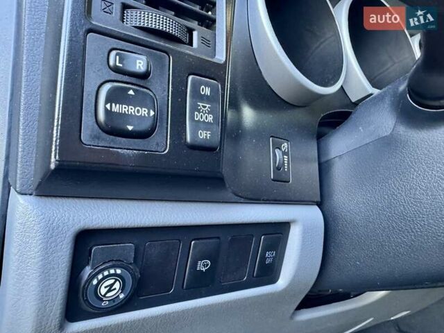 Черный Тойота Секвойя, объемом двигателя 4.6 л и пробегом 275 тыс. км за 21499 $, фото 16 на Automoto.ua