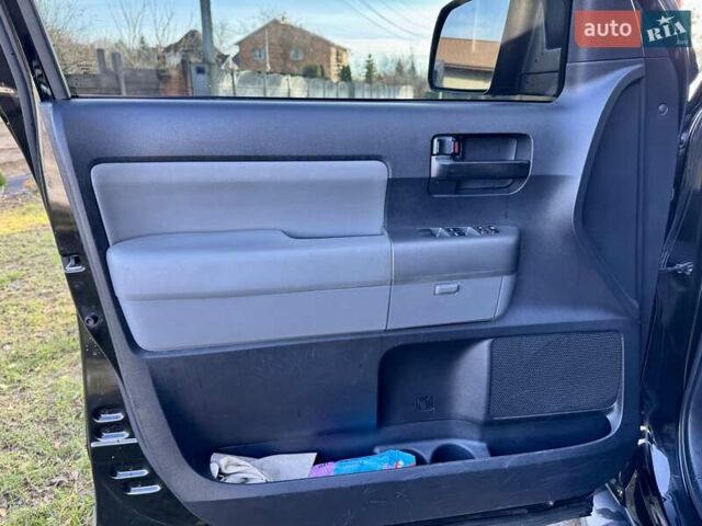 Черный Тойота Секвойя, объемом двигателя 4.6 л и пробегом 275 тыс. км за 21499 $, фото 14 на Automoto.ua