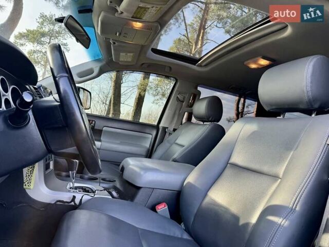 Черный Тойота Секвойя, объемом двигателя 4.6 л и пробегом 275 тыс. км за 21499 $, фото 13 на Automoto.ua