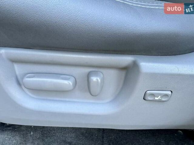 Черный Тойота Секвойя, объемом двигателя 4.6 л и пробегом 275 тыс. км за 21499 $, фото 17 на Automoto.ua