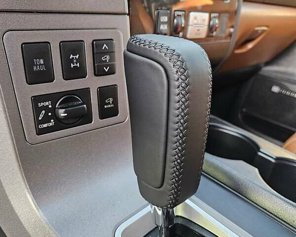 Черный Тойота Секвойя, объемом двигателя 5.7 л и пробегом 230 тыс. км за 33500 $, фото 33 на Automoto.ua
