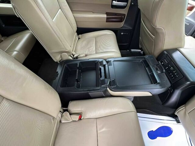 Черный Тойота Секвойя, объемом двигателя 5.7 л и пробегом 89 тыс. км за 20000 $, фото 12 на Automoto.ua