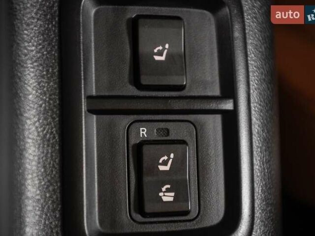 Черный Тойота Секвойя, объемом двигателя 5.7 л и пробегом 330 тыс. км за 34900 $, фото 10 на Automoto.ua