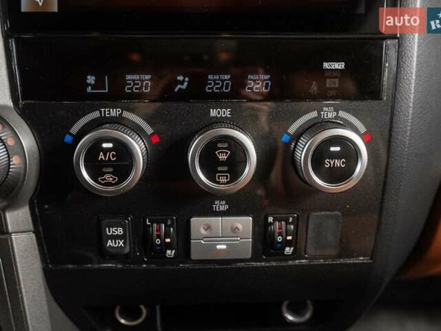 Черный Тойота Секвойя, объемом двигателя 5.7 л и пробегом 330 тыс. км за 34900 $, фото 33 на Automoto.ua