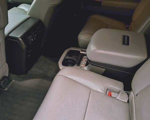 Черный Тойота Секвойя, объемом двигателя 5.7 л и пробегом 342 тыс. км за 40000 $, фото 11 на Automoto.ua