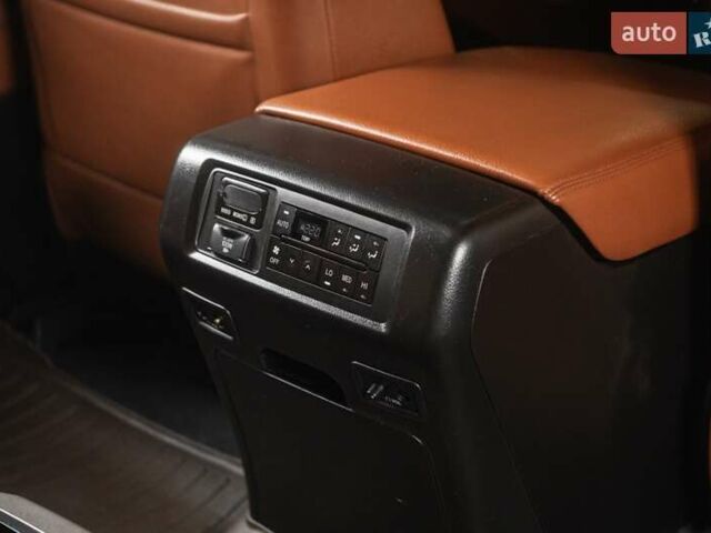 Черный Тойота Секвойя, объемом двигателя 5.7 л и пробегом 330 тыс. км за 34900 $, фото 18 на Automoto.ua