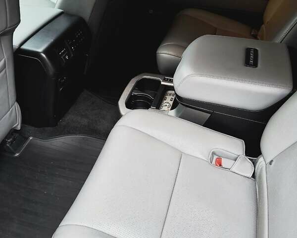 Черный Тойота Секвойя, объемом двигателя 5.7 л и пробегом 342 тыс. км за 40000 $, фото 6 на Automoto.ua