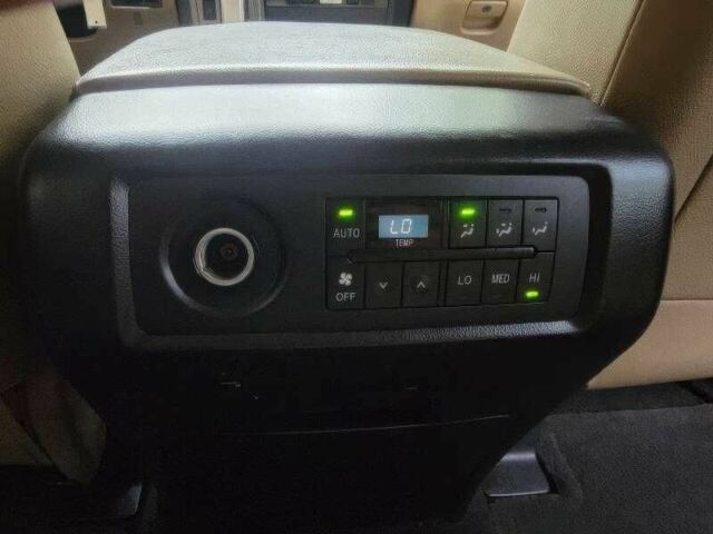 Чорний Тойота Секвойя, об'ємом двигуна 5.7 л та пробігом 132 тис. км за 19900 $, фото 18 на Automoto.ua