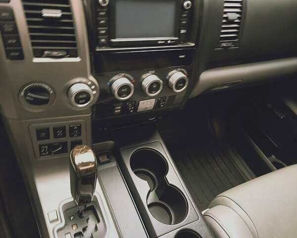 Черный Тойота Секвойя, объемом двигателя 5.7 л и пробегом 342 тыс. км за 40000 $, фото 4 на Automoto.ua