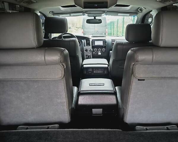 Черный Тойота Секвойя, объемом двигателя 5.7 л и пробегом 342 тыс. км за 40000 $, фото 3 на Automoto.ua