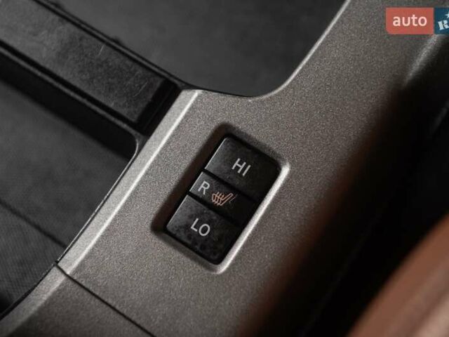 Черный Тойота Секвойя, объемом двигателя 5.7 л и пробегом 330 тыс. км за 34900 $, фото 11 на Automoto.ua