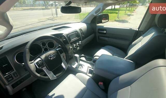 Черный Тойота Секвойя, объемом двигателя 5.7 л и пробегом 280 тыс. км за 27500 $, фото 13 на Automoto.ua