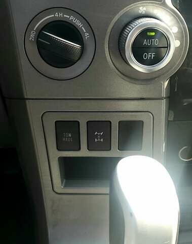 Черный Тойота Секвойя, объемом двигателя 5.7 л и пробегом 280 тыс. км за 27500 $, фото 15 на Automoto.ua