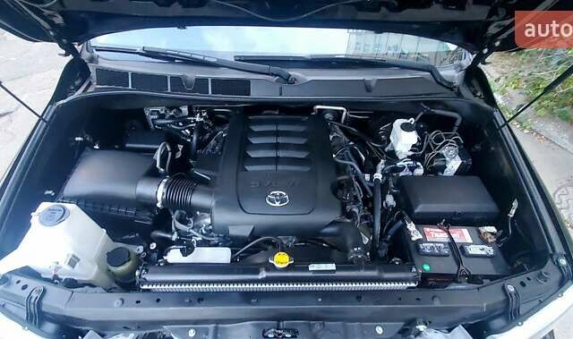 Черный Тойота Секвойя, объемом двигателя 5.7 л и пробегом 280 тыс. км за 27500 $, фото 32 на Automoto.ua