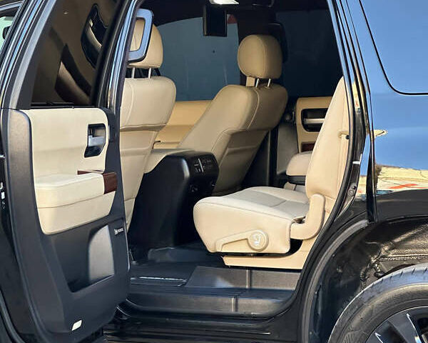 Черный Тойота Секвойя, объемом двигателя 5.7 л и пробегом 105 тыс. км за 42000 $, фото 1 на Automoto.ua