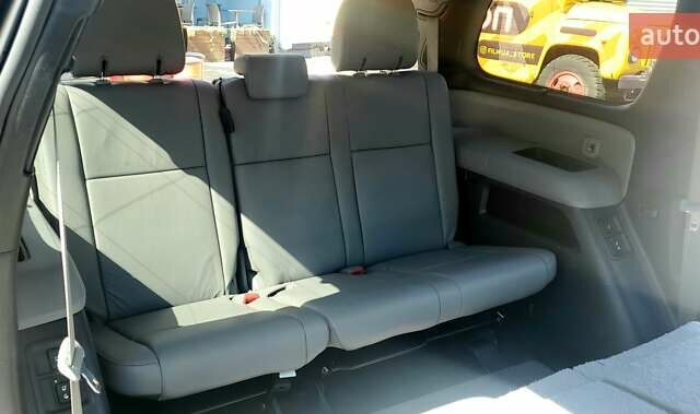 Черный Тойота Секвойя, объемом двигателя 5.7 л и пробегом 280 тыс. км за 27500 $, фото 24 на Automoto.ua