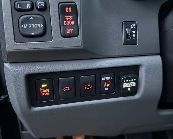 Черный Тойота Секвойя, объемом двигателя 5.7 л и пробегом 107 тыс. км за 41900 $, фото 14 на Automoto.ua