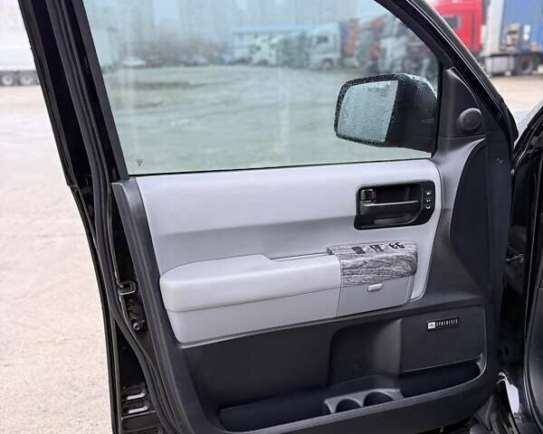 Черный Тойота Секвойя, объемом двигателя 5.7 л и пробегом 107 тыс. км за 41900 $, фото 9 на Automoto.ua