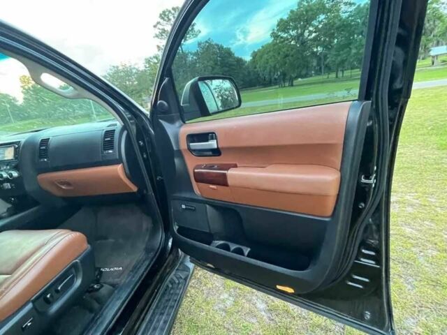 Черный Тойота Секвойя, объемом двигателя 5.7 л и пробегом 42 тыс. км за 6900 $, фото 5 на Automoto.ua