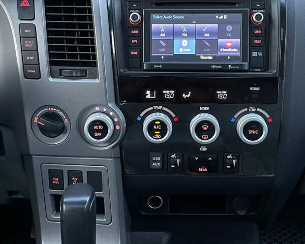 Черный Тойота Секвойя, объемом двигателя 5.66 л и пробегом 188 тыс. км за 32500 $, фото 32 на Automoto.ua