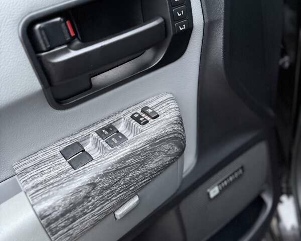 Черный Тойота Секвойя, объемом двигателя 5.7 л и пробегом 107 тыс. км за 41900 $, фото 25 на Automoto.ua