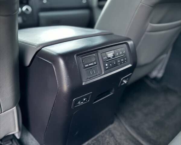 Черный Тойота Секвойя, объемом двигателя 5.7 л и пробегом 107 тыс. км за 41900 $, фото 24 на Automoto.ua