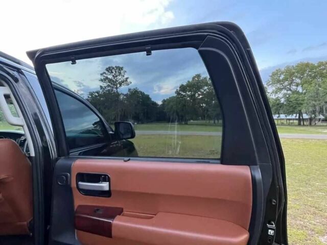 Черный Тойота Секвойя, объемом двигателя 5.7 л и пробегом 42 тыс. км за 6900 $, фото 8 на Automoto.ua