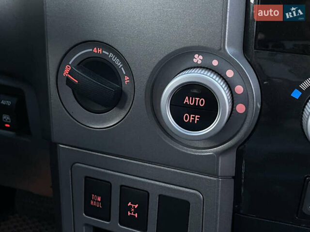 Черный Тойота Секвойя, объемом двигателя 5.66 л и пробегом 188 тыс. км за 32500 $, фото 35 на Automoto.ua