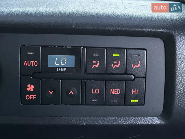 Черный Тойота Секвойя, объемом двигателя 5.66 л и пробегом 188 тыс. км за 32500 $, фото 39 на Automoto.ua