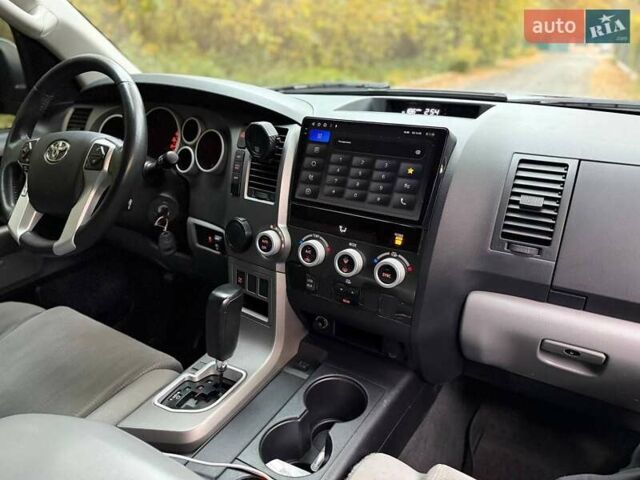 Черный Тойота Секвойя, объемом двигателя 0 л и пробегом 260 тыс. км за 26500 $, фото 2 на Automoto.ua