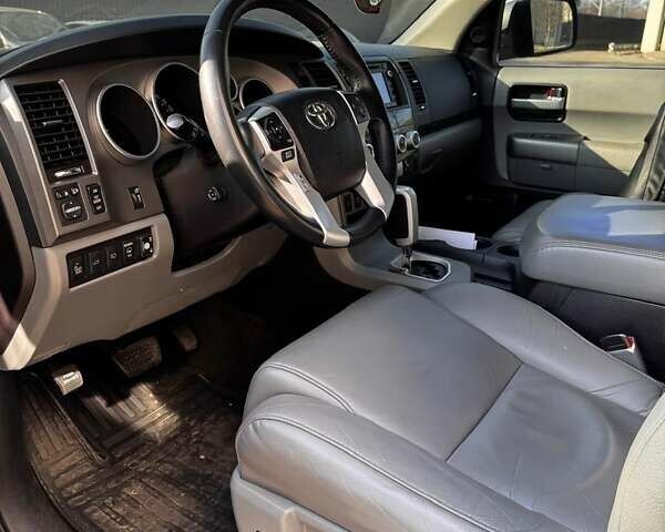 Черный Тойота Секвойя, объемом двигателя 5.7 л и пробегом 231 тыс. км за 42500 $, фото 1 на Automoto.ua