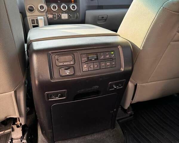 Черный Тойота Секвойя, объемом двигателя 5.7 л и пробегом 231 тыс. км за 42500 $, фото 5 на Automoto.ua