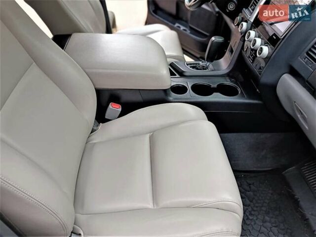 Черный Тойота Секвойя, объемом двигателя 5.66 л и пробегом 115 тыс. км за 39500 $, фото 44 на Automoto.ua