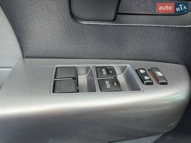 Черный Тойота Секвойя, объемом двигателя 5.66 л и пробегом 114 тыс. км за 34990 $, фото 19 на Automoto.ua