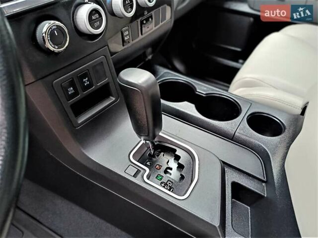 Черный Тойота Секвойя, объемом двигателя 5.66 л и пробегом 115 тыс. км за 39500 $, фото 47 на Automoto.ua