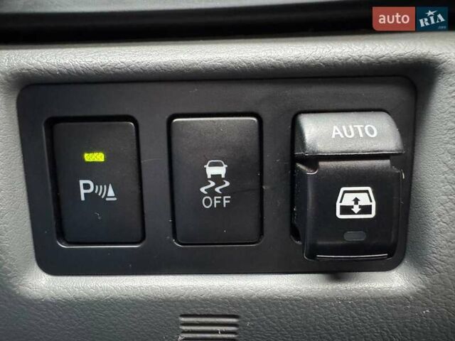 Черный Тойота Секвойя, объемом двигателя 5.66 л и пробегом 114 тыс. км за 34990 $, фото 22 на Automoto.ua