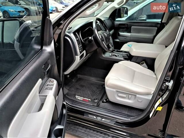 Черный Тойота Секвойя, объемом двигателя 5.66 л и пробегом 115 тыс. км за 39500 $, фото 35 на Automoto.ua