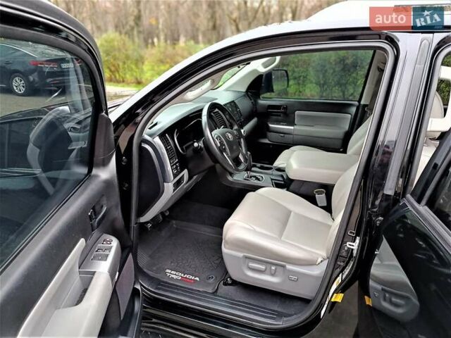 Черный Тойота Секвойя, объемом двигателя 5.66 л и пробегом 115 тыс. км за 39500 $, фото 21 на Automoto.ua