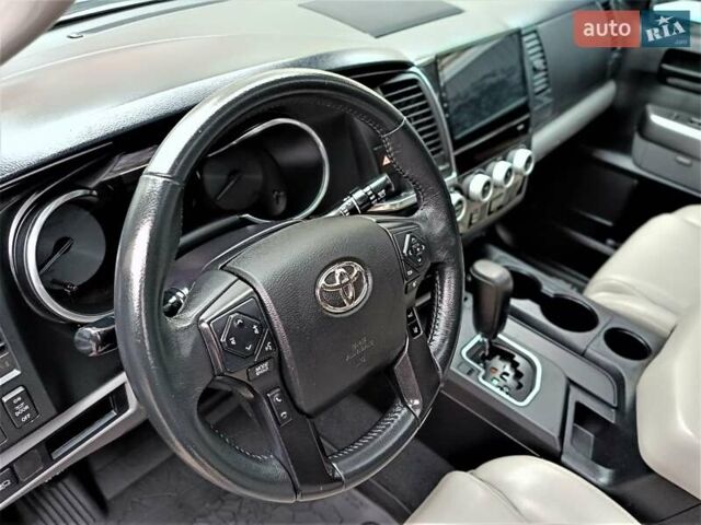 Черный Тойота Секвойя, объемом двигателя 5.66 л и пробегом 115 тыс. км за 39500 $, фото 46 на Automoto.ua