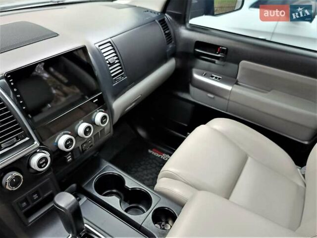Черный Тойота Секвойя, объемом двигателя 5.66 л и пробегом 115 тыс. км за 39500 $, фото 39 на Automoto.ua
