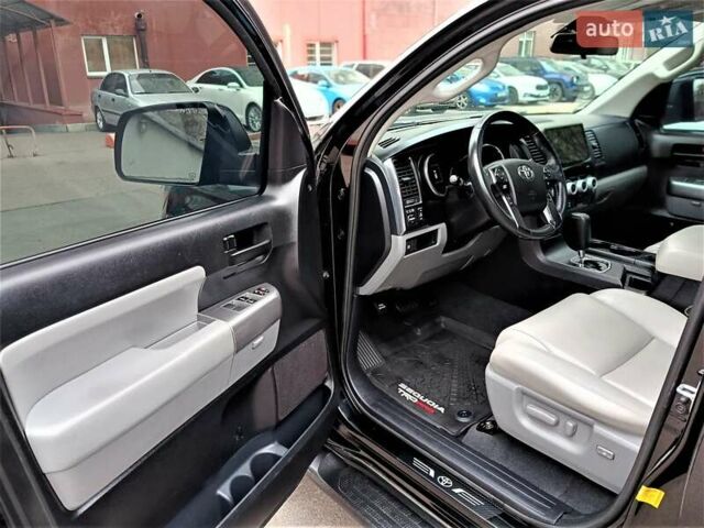 Черный Тойота Секвойя, объемом двигателя 5.66 л и пробегом 115 тыс. км за 39500 $, фото 34 на Automoto.ua
