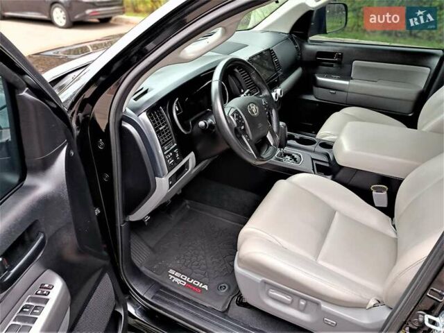 Черный Тойота Секвойя, объемом двигателя 5.66 л и пробегом 115 тыс. км за 39500 $, фото 22 на Automoto.ua