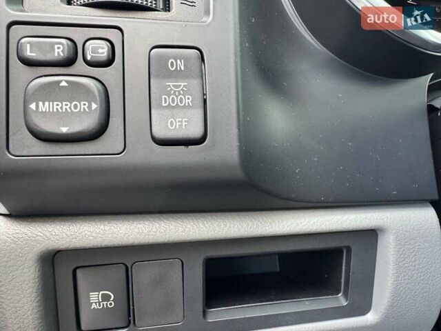 Черный Тойота Секвойя, объемом двигателя 5.66 л и пробегом 114 тыс. км за 34990 $, фото 20 на Automoto.ua