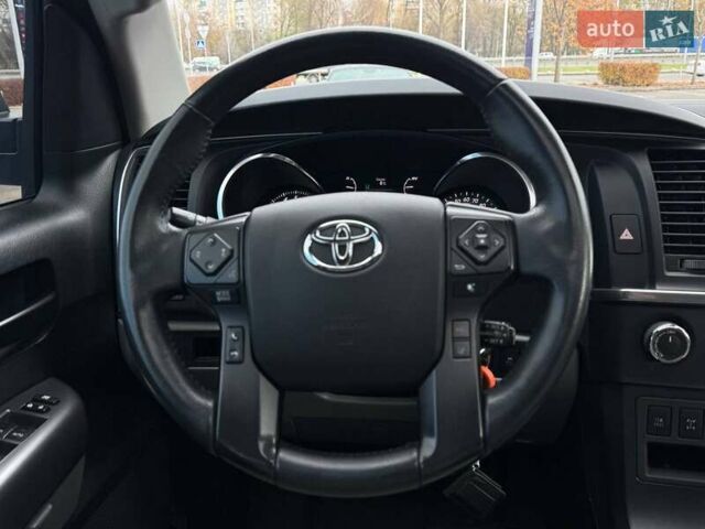 Черный Тойота Секвойя, объемом двигателя 5.66 л и пробегом 114 тыс. км за 34990 $, фото 16 на Automoto.ua