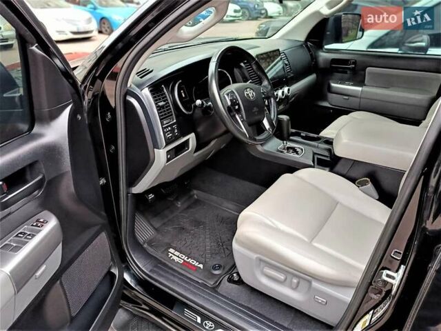 Черный Тойота Секвойя, объемом двигателя 5.66 л и пробегом 115 тыс. км за 39500 $, фото 37 на Automoto.ua