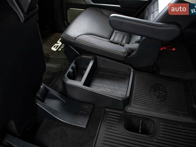 Черный Тойота Секвойя, объемом двигателя 3.45 л и пробегом 3 тыс. км за 145000 $, фото 44 на Automoto.ua