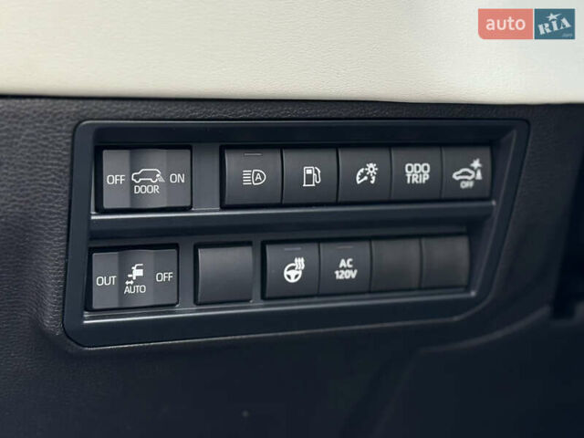 Черный Тойота Секвойя, объемом двигателя 3.5 л и пробегом 1 тыс. км за 150000 $, фото 59 на Automoto.ua